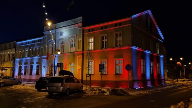 Podświetlenie z okazji 103 rocznicy Powstania Wielkopolskiego - Budynek Urzędu Miejskiego w Mosinie