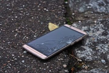 uszkodzony telefon - smartfon na chodniku