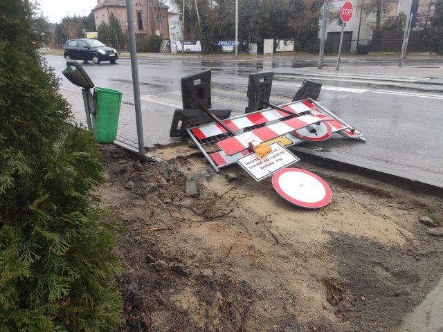 Przewrócony znak drogowy w Mosinie