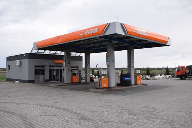 Stacja paliw w Żabnie po przejściu wichury (17.02.2022 r.)