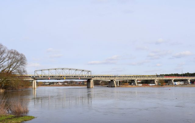 Most w Rogalinku przy wysokim stanie Warty