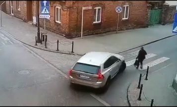 Potrącenie na przejściu dla pieszych na skrzyżowaniu ulicy Kościelnej i Poznańskiej w Mosinie