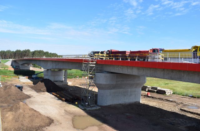 Pierwsze ciężarówki etapami wjeżdżają na nowy most w Rogalinku.