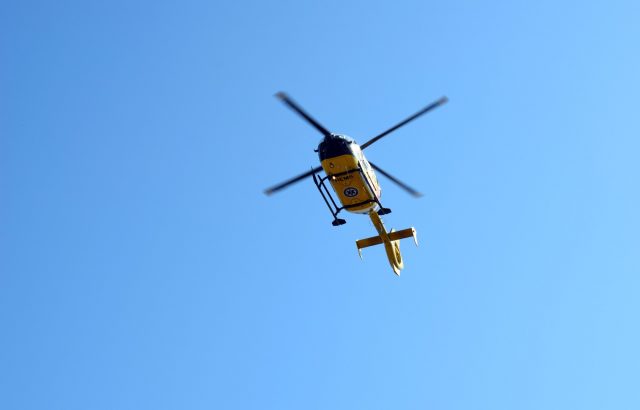 Helikopter Lotniczego Pogotowia Ratunkowego wzbijający się w powietrze
