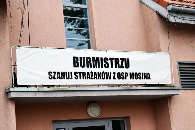 Baner na remizie: Burmistrzu szanuj strażaków z OSP Mosina