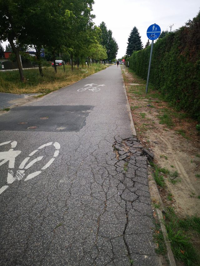  Trudno przejść obojętnie obok takiego stanu świeżo remontowanej drogi rowerowej.