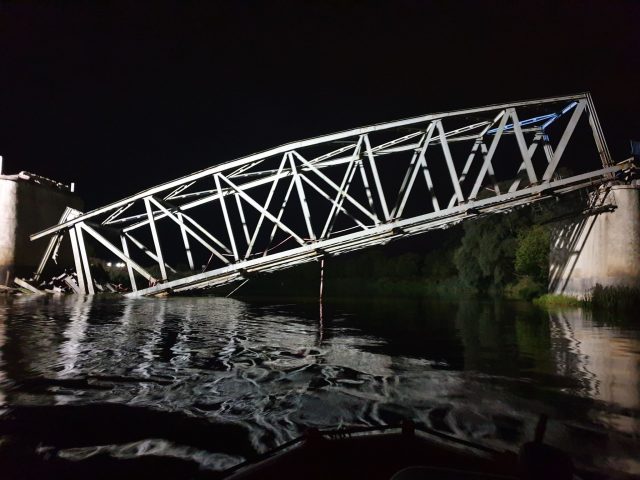 Po północy most wpadł częściowo do Warty. Fot. Heavy Rescue SGRT OSP Mosina.