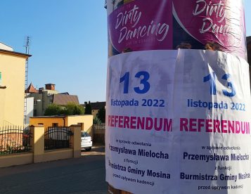 Referendum w Mosinie, plakat na słupie ogłoszeniowym