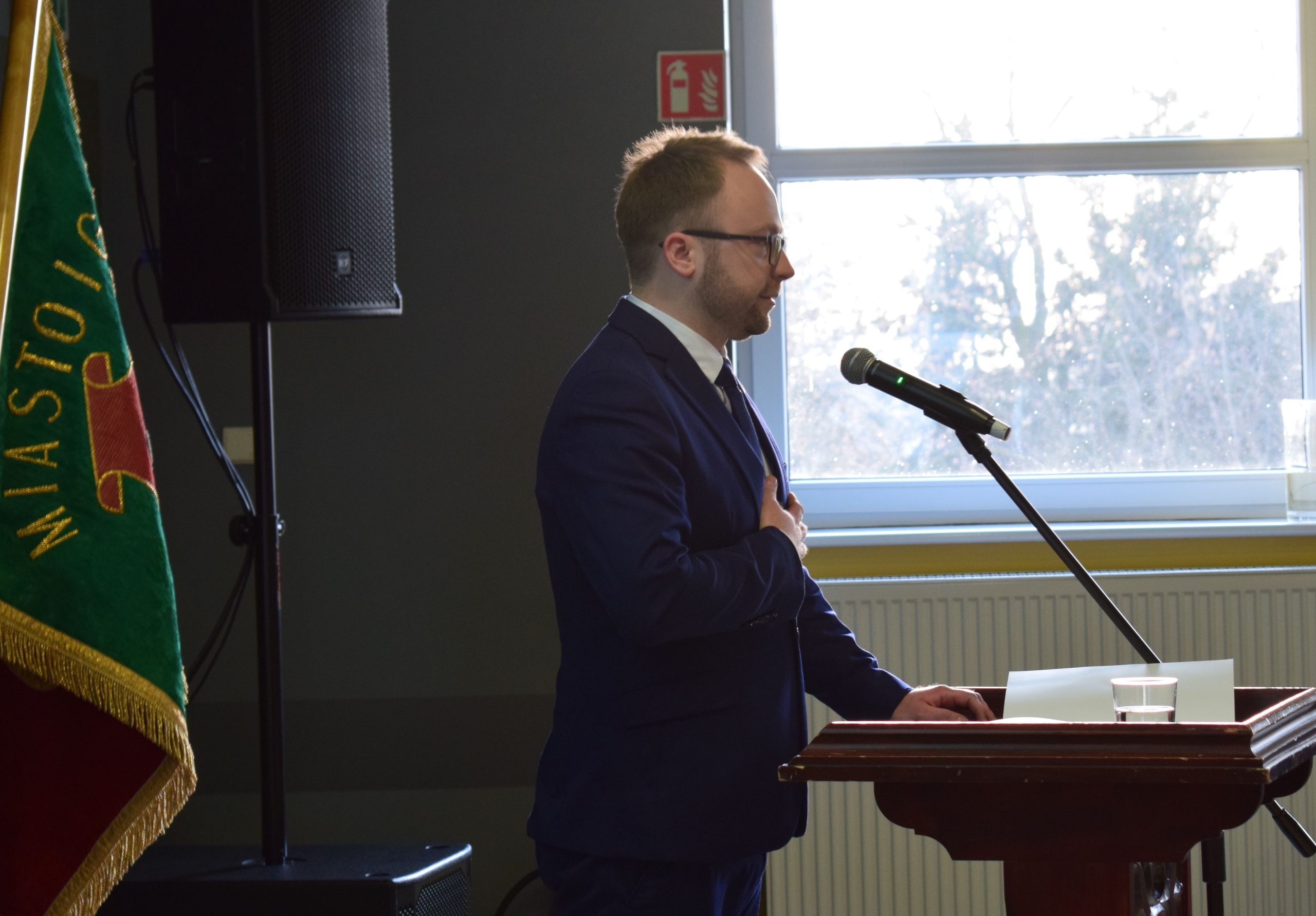 Zaprzysiężenie nowego burmistrza Mosiny, Dominika Michalaka - 10.02.2023r. - Dominik Michalak składa przysięgę w Mosińskim Ośrodku Kultury