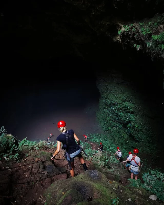 Jomblang Cave to pionowa jednoszynowa jaskinia o głębokości 60 m i średnicy 50 m. Fot. M.Kugiejko