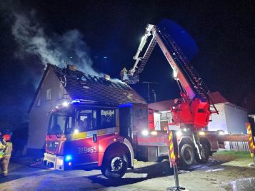 pożar na Szosie Poznańskiej w Mosinie - akcja gaśnicza