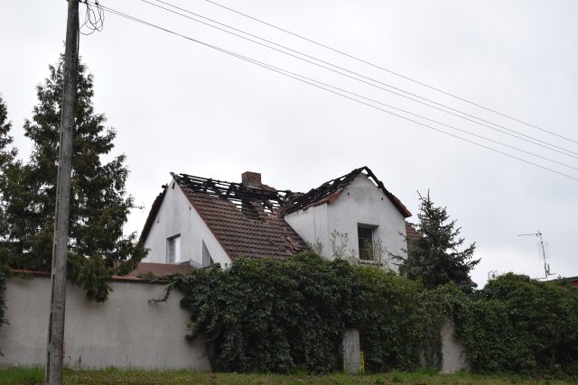 Dom po pożarze przy ulicy Szosa Poznańska w Mosinie.