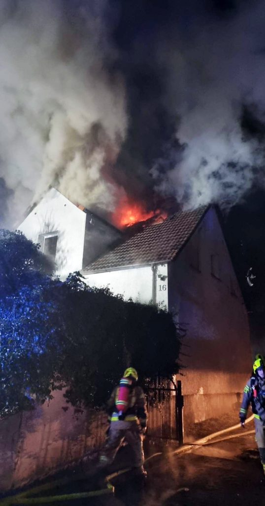 Akcja gaśnicza - pożar na Szosie Poznańskiej w Mosinie