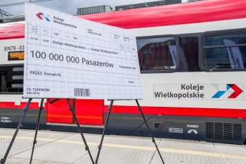 Koleje Wielkopolskie - pkp. Pociąg na peronie