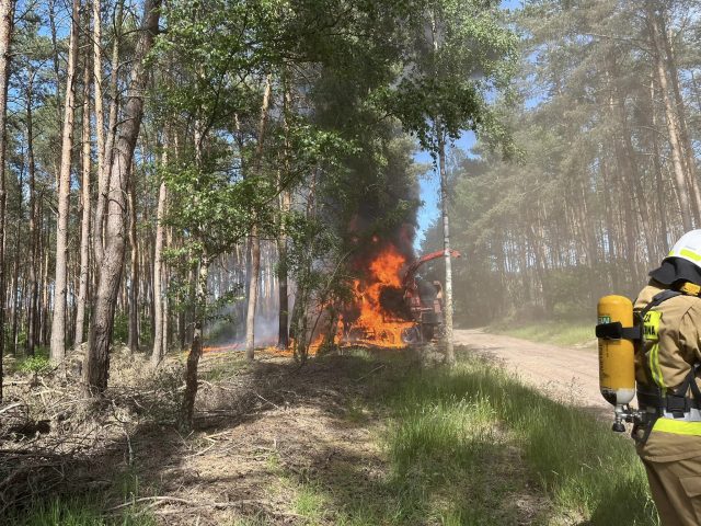 Pożar samochodu ciężarowego w lesie