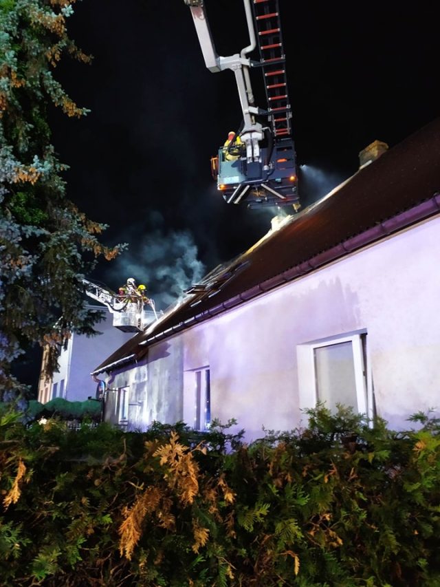 Pożar domu w zabudowie bliźniaczej w Puszczykowie. Fot. OSP Puszczykowo