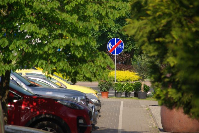 Przy wjeździe w ulicę Poznańską prawidłowo zaparkowane pod restauracją samochody zajmują 1/3 i tak już wąskiej drogi pieszo-rowerowej. Fot. P. Sternal