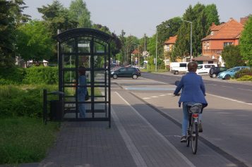 Poprowadzenie ścieżki rowerowej przez przystanek autobusowy jest nie dość, że niebezpieczne, to niezgodne z rozporządzeniem dotyczącym warunków technicznych, jakim powinny odpowiadać drogi. Fot. P. Sternal