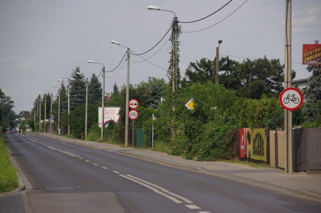 Znak pionowy B-9 "zakaz wjazdu dla rowerów" może być synonimem kija zamiast marchewki w polityce rowerowej zarządców dróg w Polsce. Ul. Leszczyńska w Mosinie.