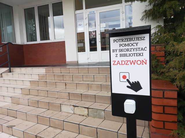 W marcu pod wejściem do biblioteki pojawił się przycisk, by osoby z niepełnosprawnościami mogły również skorzystać z bibliotecznych zasobów.