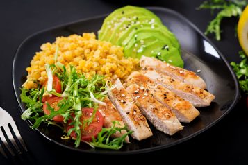 danie obiadowe na talerzu z mięsem i warzywami
