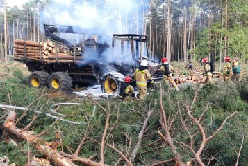 Pożar ciągnika do załadunku drewna w Baranowie. W akcji gaśniczej brało udział pięć zastępów straży pożarnych