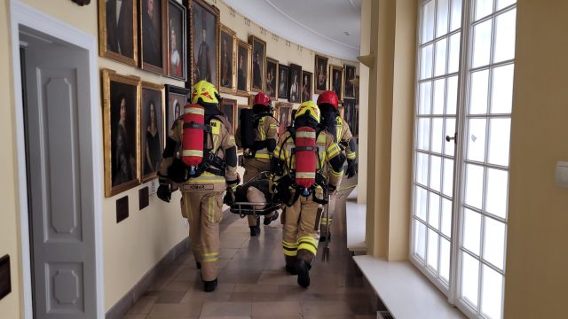 Ewakuacja osoby poszkodowanej. Ćwiczenia strażackie w Pałacu