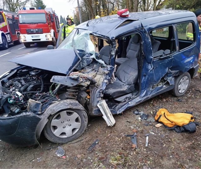 Wypadek w Sasinowie (gmina Mosina). Przyczepa wypełniona kostką brukową uderzyła w jadący z naprzeciwka samochód. Jedna osoba została zakleszczona w pojeździe