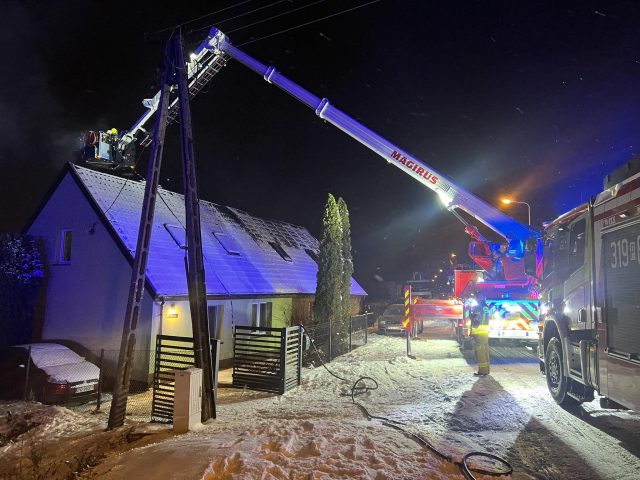 "Jak co roku sezon pożarów sadzy w kominie trwa". Fot. Heavy Rescue SGRT OSP Mosina