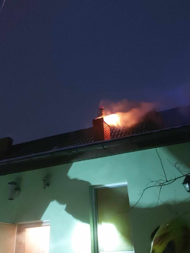 "Jak co roku sezon pożarów sadzy w kominie trwa". 03.12.2023r. Fot. Heavy Rescue SGRT OSP Mosina