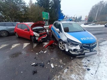 Zderzenie samochodu osobowego z radiowozem, 07.12.2023r. Fot. omoc Drogowa Kozłowski Mosina Rogalin