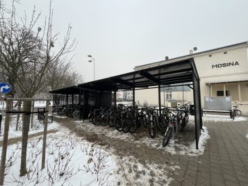 Nawet w mroźny dzień parking dla rowerów pod dworcem jest przepełniony.