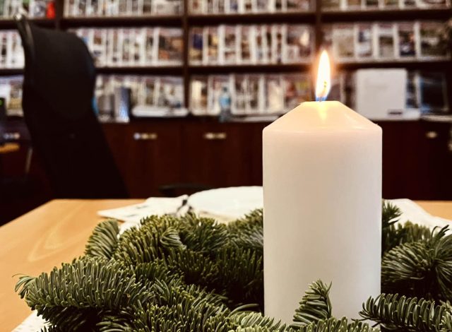 Świąteczna świeca zapalona w redakcji Gazety Mosińsko-Puszczykowskiej