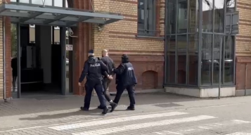 Zatrzymany mężczyzna doprowadzany do aresztu