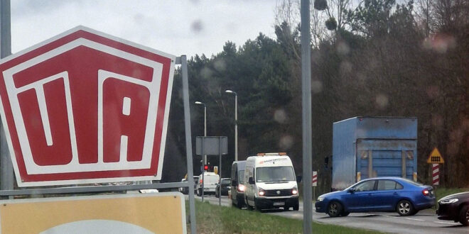 Uszkodzone rogatki obok stacji Orlen w Mosinie