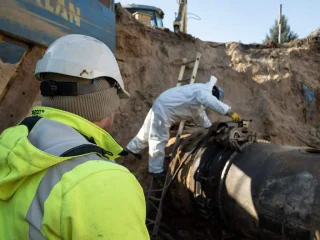 Ekipy Aquanet SA i Terlan S.A. podczas wycinania uszkodzonego fragmentu rurociągu