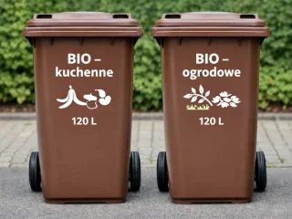 Dwa brązowe pojemniki o pojemności 120 litrów na bioodpady: osobno „BIO – kuchenne” i „BIO – ogrodowe”, zgodnie z nowymi zasadami obowiązującymi od 2026 roku
