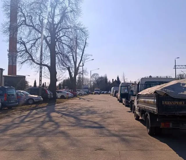 Kolejka samochodów przed wjazdem do PSZOK w Mosinie