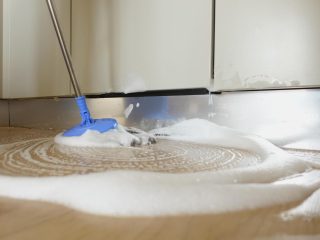 sprzątanie wody wylanej ze zmywarki