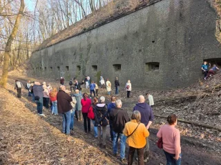 Uczestnicy wycieczki „Śladami walk o Poznań 1945” podczas zwiedzania miejsc związanych z historią regionu