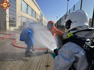 Strażacy prowadzą działania przy pływalni OAZA w Kórniku po zgłoszeniu reakcji chemicznej.