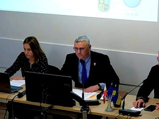 Tomasz Potocki podczas nadzwyczajnej sesji Rady Miasta Puszczykowa 21 kwietnia 2026 roku, w trakcie składania wyjaśnień przed głosowaniem nad projektem uchwały dotyczącym jego mandatu