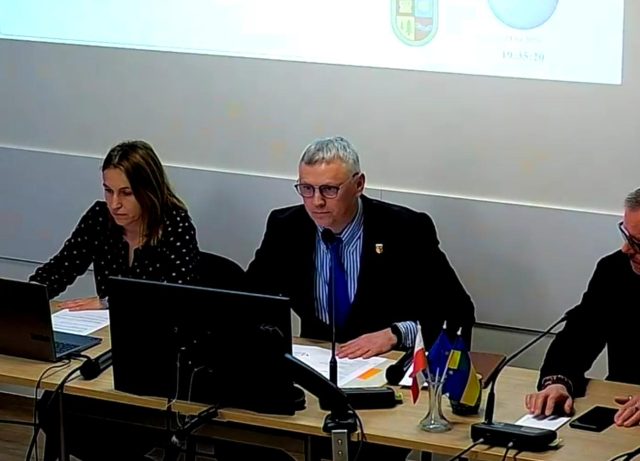 Tomasz Potocki podczas nadzwyczajnej sesji Rady Miasta Puszczykowa 21 kwietnia 2026 roku, w trakcie składania wyjaśnień przed głosowaniem nad projektem uchwały dotyczącym jego mandatu