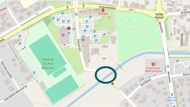 Rejon ul. Harcerskiej i Łaziennej w Mosinie. W tym miejscu samorząd planuje budowę kładki dla pieszych nad Kanałem Mosińskim