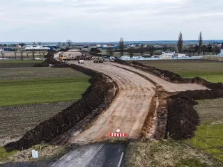 Prace na odcinku obwodnicy – widoczne przygotowane nasypy i wykopy pod infrastrukturę