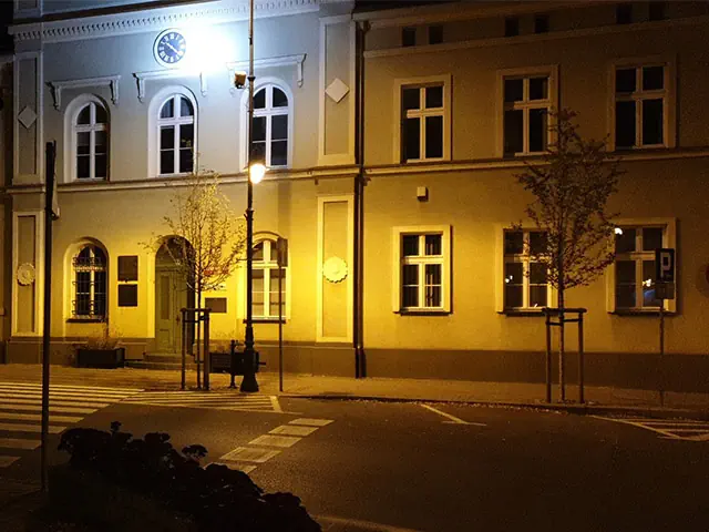 Urząd Miejski w Mosinie po zmroku