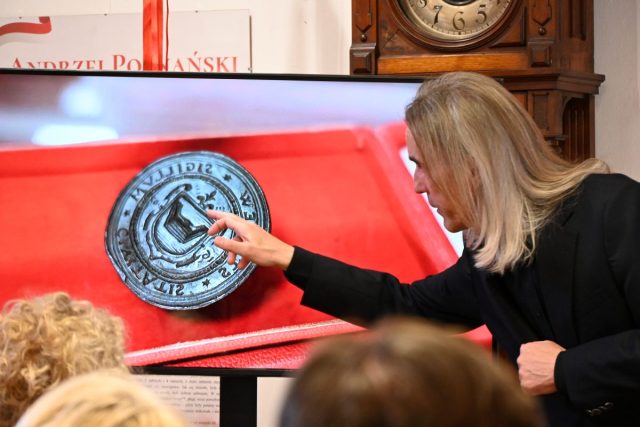 Prof. Paweł Stróżyk z UAM opowiadał o znaczeniu historycznym odnalezionego tłoka pieczętnego