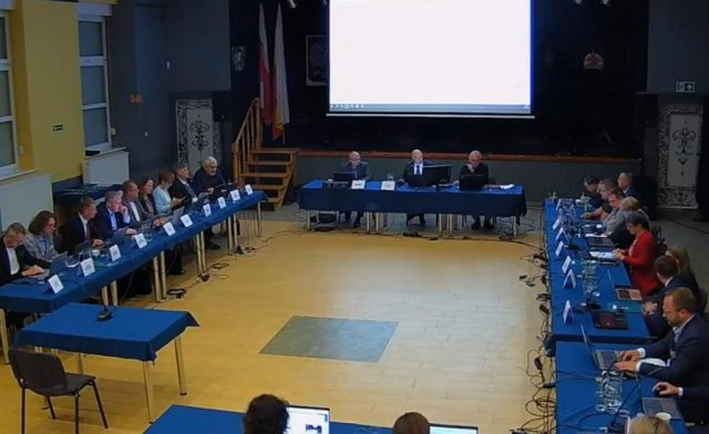 III sesja Rady Miejskiej w Mosinie w dniu 7 maja 2026 r. - kadr transmisji z obrad