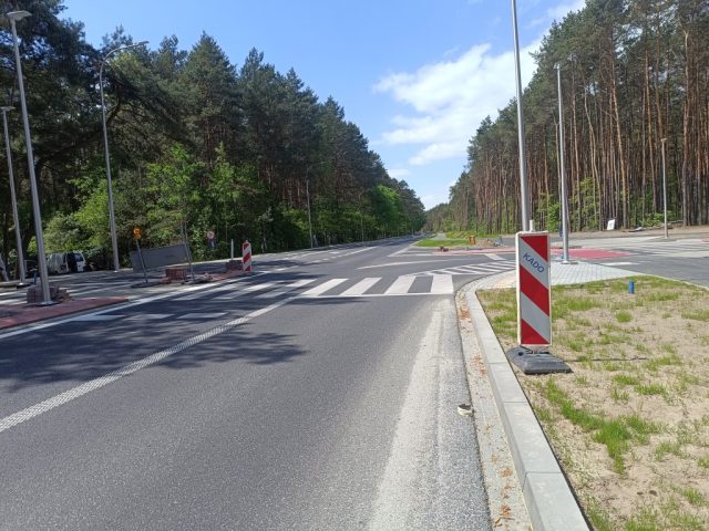 Kierowcy różnie interpretują sposób wykonania skrętu w ul. Nadwarciańską