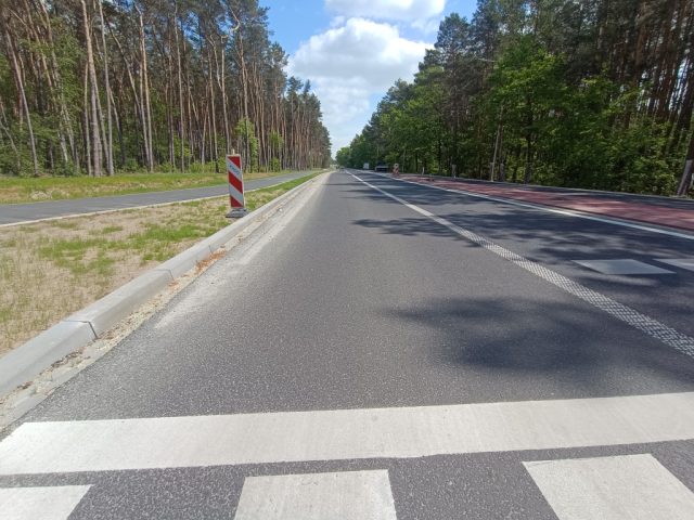 Część kierowców przekracza linię ciągłą, inni skręcają z głównego pasa ruchu